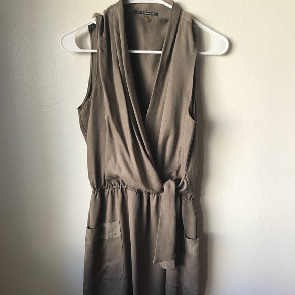 Elie Tahari Dresses & Skirts - Stunning Elie Tahari Dress Size 8
